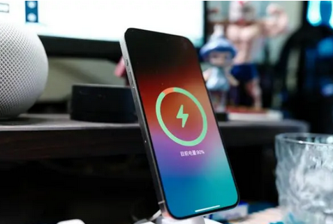 朔城苹果15换屏服务分享用什么充电器给iPhone15充电更好 